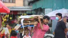 Seorang pria meninggalkan sebuah pasar di Kathmandu, Nepal (22/7/2020). Pemerintah Nepal memutuskan untuk secara resmi mencabut kebijakan karantina wilayah (lockdown) yang telah berlangsung selama hampir empat bulan. (Xinhua/Zhou Shengping)