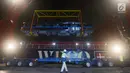 Aktivitas bongkar muat gerbong kereta Mass Rapid Transit (MRT) di Pelabuhan Tanjung Priok, Jakarta Utara, Rabu (4/4). Kereta tersebut nantinya akan langsung dibawa ke Depo Lebak Bulus untuk selanjutnya dilakukan uji coba. (Merdeka.com/Imam Buhori)