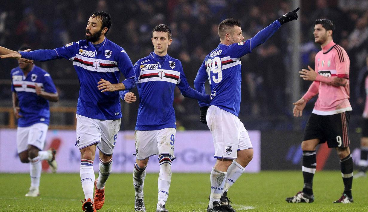 Para Pemain Sampdoria, merayakan gol saat melawan Juventus pada lanjutan Liga Italia Serie A di Stadion Marassi, Genoa, Senin (11/1/2016) dini hari WIB.    (REUTERS/Giorgio Perottino)
