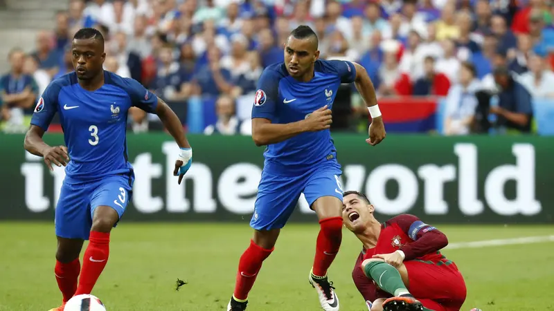 Dimitri Payet saat melanggar Cristiano Ronaldo (Reuters)