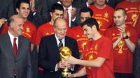 Raja Spanyol Juan Carlos menyambut kehadiran Iker Casillas dkk yang membawa serta Piala Dunia untuk pertama kalinya pada 12 Juli 2010. AFP PHOTO/DOMINIQUE FAGET