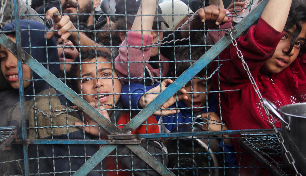 Bantuan tersebut tiba di kamp pengungsi Jabalia di bawah naungan dinas keamanan Pemerintah Gaza yang bekerja sama dengan kelompok Palestina. (AP Photo/Mahmoud Essa)