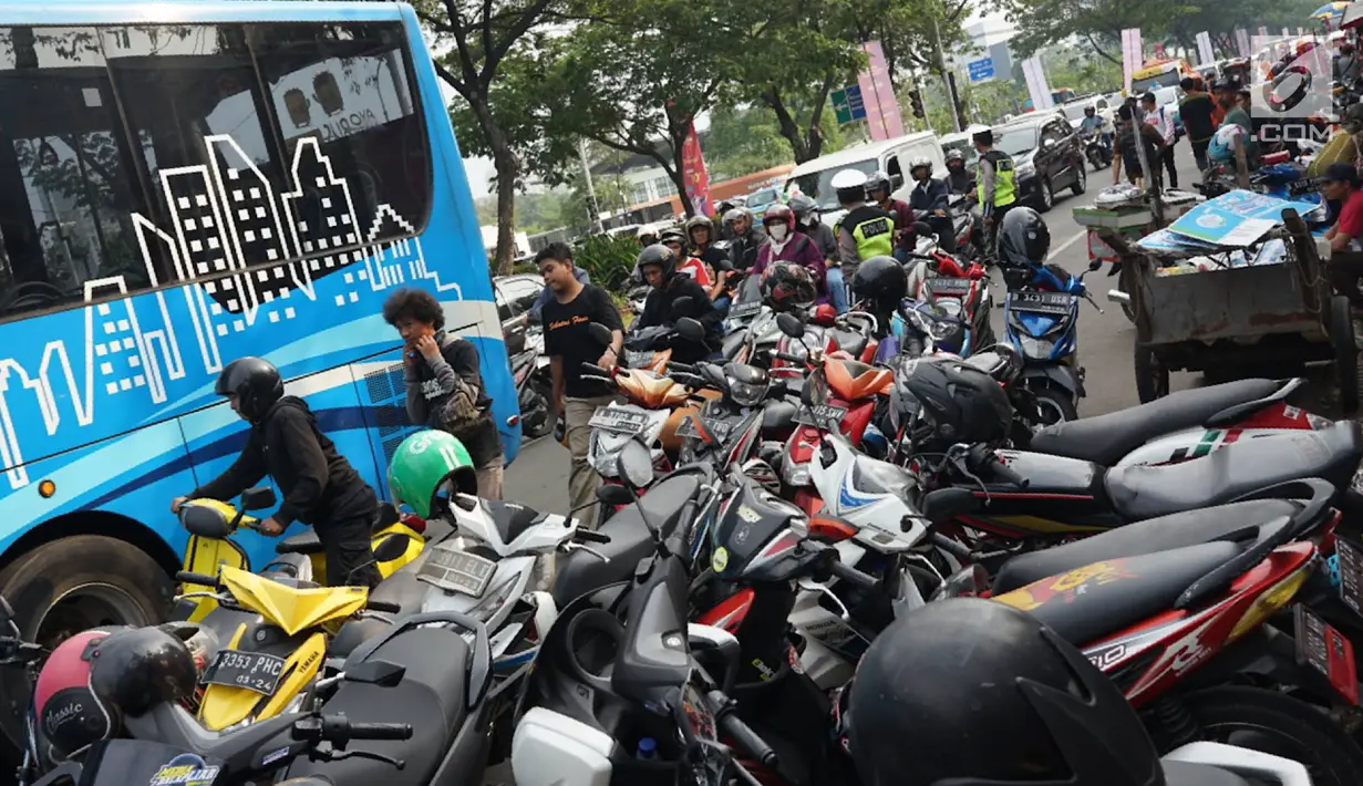 Sepeda motor memadati bahu jalan dan trotoar di sepanjang Jalan Gerbang Pemuda, Senayan, Jakarta, Rabu (10/7/2019). Adanya pertandingan sepak bola antara tim Persija Jakarta melawan Persib Bandung membuat sejumlah titik di kawasan Senayan menjadi lokasi parkir liar. (Liputan6.com/Immanuel Antonius)