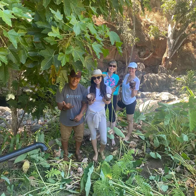 Potret Raline Shah Panen Talas di Hawaii, Tidak Takut Kotor dengan Outfit Serba Putih