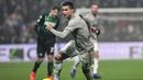 Aksi Cristiano Ronaldo pada laga lanjutan Serie A yang berlangsung di stadion Mapei, Reggio Emilia, Senin (11/2). Juventus menang 3-0 atas Sassuolo. (AFP/Miguel Medina)