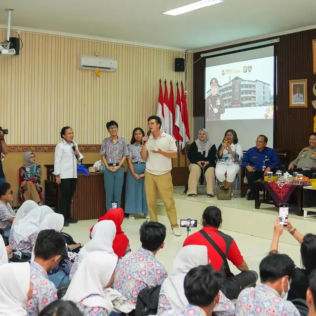 Peduli Korban Bullying, Ini 7 Momen Baim Wong Jadi Pembincara di Sekolahan