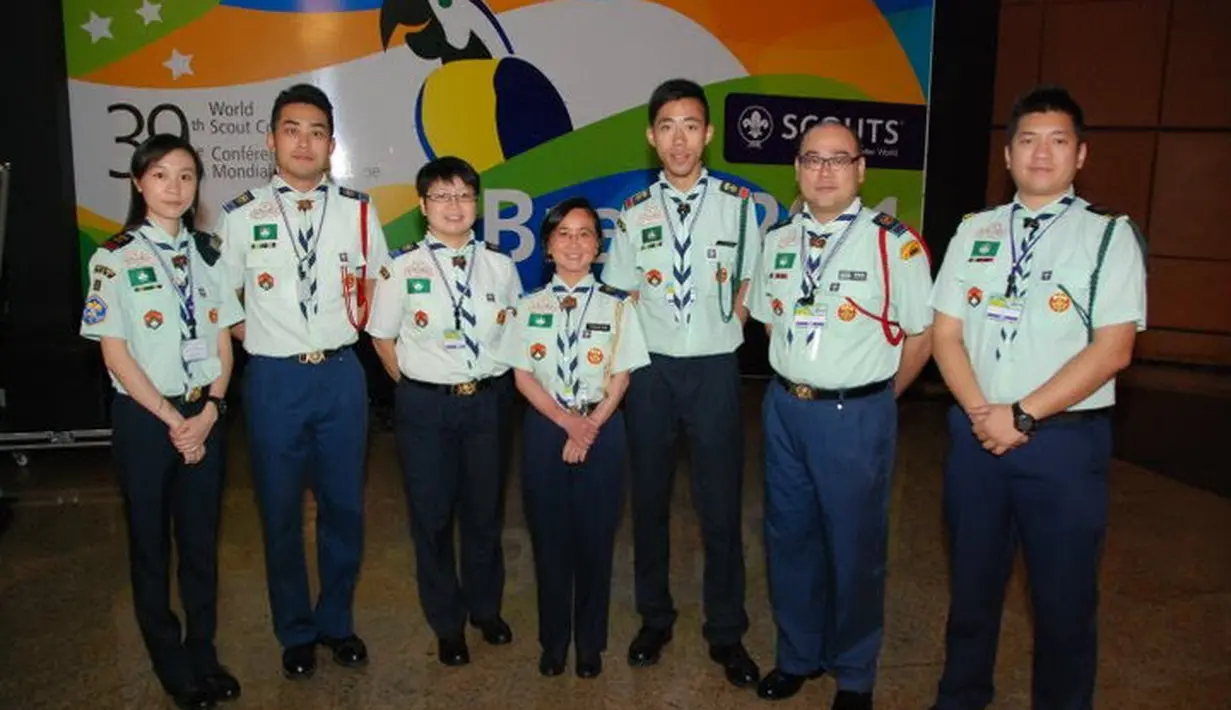 Seragam Pramuka Macau berwarna hijau krem dan biru pekat  untuk bawahannya (Istimewa)