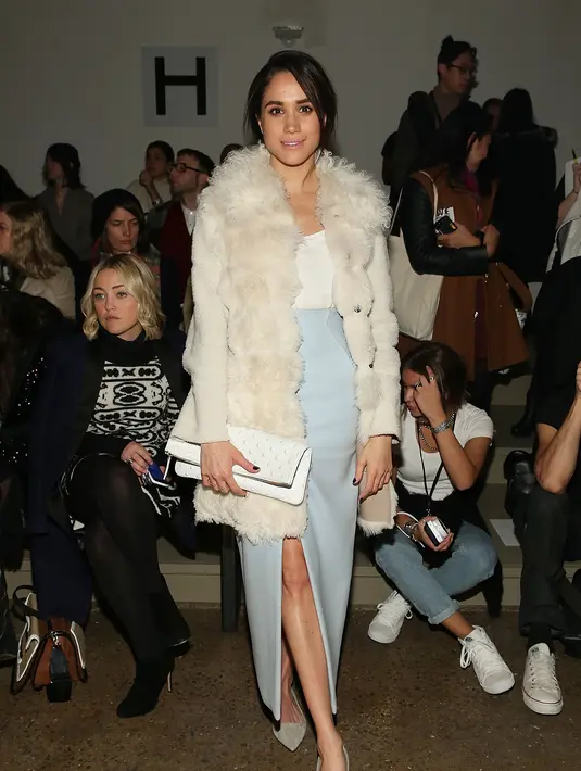 Meghan pun tampak anggun dengan mengenakan baju tersebut, tak kalah cantik dengan Kate. Ini pun tentu saja mengundang komentar dan perhatian para penggemarnya. Tak sedikit juga hinaan yang dilontarkan untuknya. (AFP/Bintang.com)