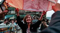 Wisatawan melepaskan lampion udara selama Festival Lampion Pingxi di Kota Taipei Baru, Taiwan, pada 12 Februari 2025. (CHENG Yu-chen/AFP)
