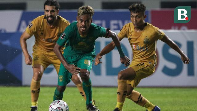 Foto: Aksi Pemain Persebaya saat Bermain Imbang Melawan Bhayangkara FC di Grup C Piala Presiden 2022