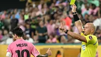 Striker Inter Miami, Lionel Messi menerima kartu kuning pada laga kontra Palmeiras di Piala Dunia Antarklub 2025. (Chandan Khanna / AFP)