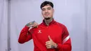 Pemain Timnas Indonesia sekaligus Brand Ambassador dari Kelme, Shayne Pattynama berpose setelah melakukan sesi wawancara dalam acara Leave Your Mark Fest 2026 di Plaza Utara Stadion Utama Gelora Bung Karno, SUGBK, Senayan, Jakarta, Kamis (12/03/2026) malam WIB. (Bola.com/Bagaskara Lazuardi)