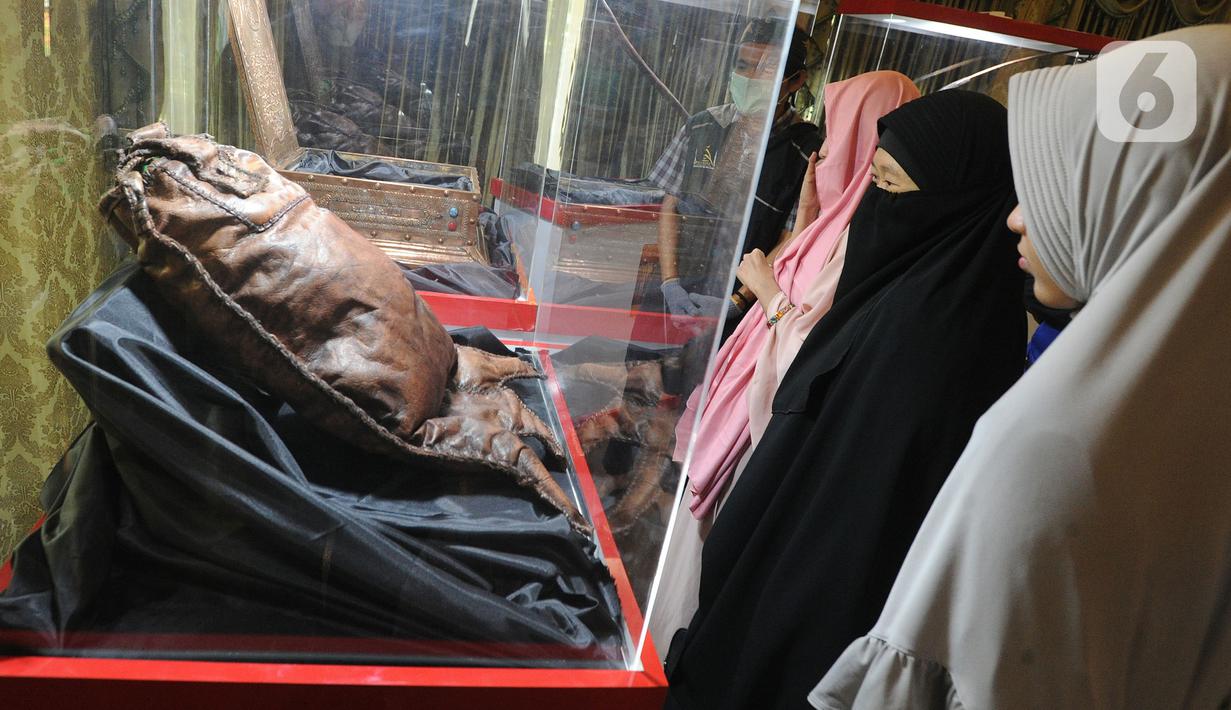 Pengunjung melihat-lihat benda saat Pameran Artefak Rasulullah dan Sahabat Nabi di Padepokan Welas Asih, Parung, Kabupaten Bogor, Jawa Barat, Minggu  (26/7/2020). Sebanyak 20 benda peninggalan Nabi Muhammad dan sahabatnya dipamerkan dalam acara ini. (merdeka.com/Arie Basuki)