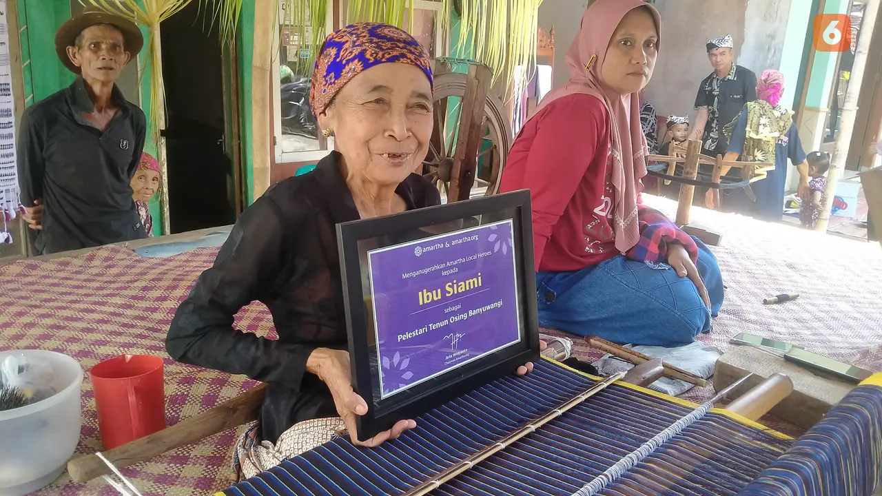 Siami Penenun terakhir suku osing di Desa Jambesari, Banyuwangi mendapat penghargaan Local Heroes  dari PT Amartha  (Hermawan Arifianto/Liputan6.com)