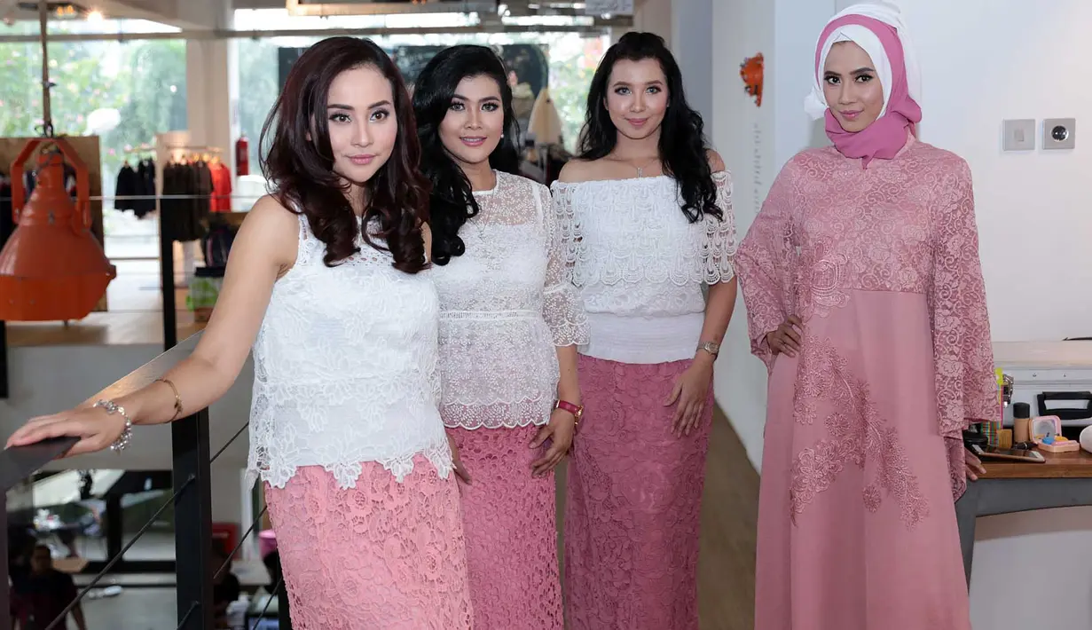 "Ini suatu kebahagiaan dan kebanggaan Bening diberikan kesempatan bisa membawakan lagu ini yang sempat hits di tahun 80an," sahut Vera. (Deki Prayoga/Bintang.com)