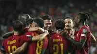 Para pemain Portugal merayakan gol yang dicetak oleh Diogo Jota dalam laga Grup J Kualifikasi Euro 2024 melawan Luksemburg di Algarve Stadium, Almancil, Faro, Selasa (12/9/2023) dini hari WIB (Patricia DE MELO MOREIRA / AFP)
