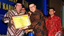 Menteri Dalam Negeri Tjahjo Kumolo memberikan penghargaan kepada Pemkab/Pemkot yang berhasil meraih nilai B pada Akuntabilitas Kerja, Balai Kartini, Jakarta, Senin (8/12/2014). (Liputan6.com/Johan Tallo)