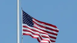 Petugas seusai menurunkan bendera setengah tiang di Gedung Putih, Washington DC, sebagai tanda berduka atas penembakan brutal klub gay Pulse di Kota Orlando, Florida, Amerika Serikat (AS), Minggu (12/6). (AFP PHOTO/Yuri GRIPAS)