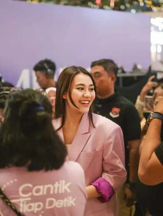 Di foto ini, Aaliyah Massaid juga membiarkan rambut panjangnya tergerai, menghadiri acara kecantikan, sekaligus menjadi pembicara. Ia membiarkan rambut panjangnya tetap lurus dan tak memakai aksesori tambahan apapun, yang tetap membuatnya tampil menawan. [Foto: Instagram/aaliyah.massaid]