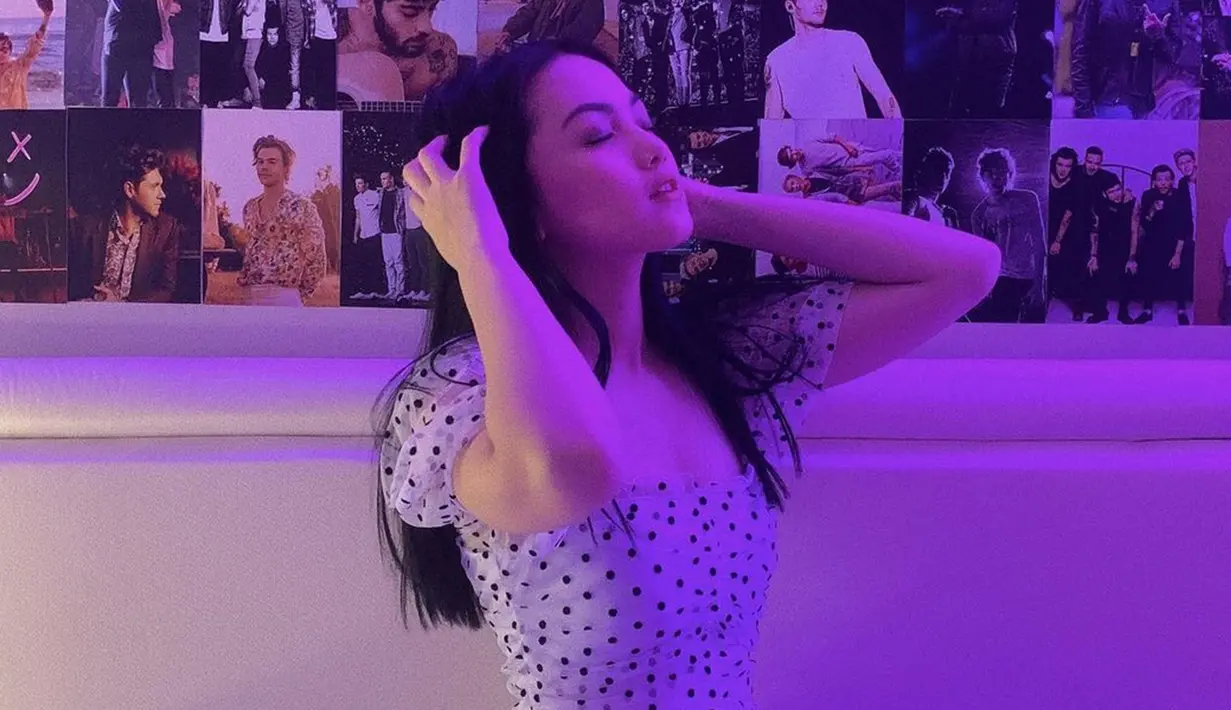Meski pencahayaan pada foto tidak terang, namun tak mengurangi pesona yang dipancarkan Aisyah Aqilah. Tampil dengan mini dress polkadot dengan rambut yang digerai, penampilan Aisyah Aqilah makin menawan. Tak sedikit warganet yang sering memuji OOTD simpel tapi tetap stylish ala Aisyah Aqilah. (Liputan6.com/IG/@aisyahaqilahh)