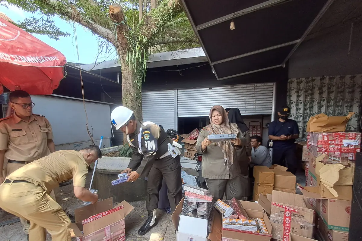 Satpol PP Kabupaten Tasikmalaya, bersama Kantor Pengawasan dan Pelayanan Bea Cukai (KPPBC) Tasikmalaya, Ekbang Setda Tasikmalaya, serta Subdenpom III/2-2 Tasikmalaya mengamankan 127.472 batang rokok ilegal. (Liputan6.com/Jayadi Supriadin)