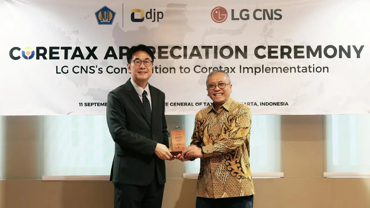 Senior Vice President sekaligus Head of Digital Business Unit LG CNS, Kim Hong-geun bersama Direktur Jenderal Pajak Indonesia, Bimo Wijayanto. Credit: LG CNS