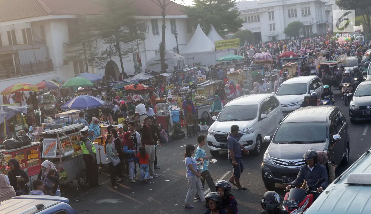 Pedagang Kaki Lima memenuhi sebagian ruas Jalan Lada samping Kawasan Wisata Museum Fatahillah, Jakarta, Selasa (11/6/2019). Kondisi ini menyulitkan wisatawan pejalan kaki dan membuat arus lalu lintas di Jalan Lada menjadi semrawut. (Liputan6.com/Helmi Fithriansyah)