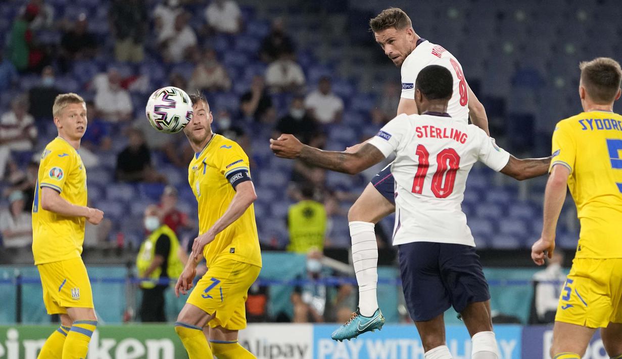 Menit ke-63, Timnas Inggris semakin menjauh lewat skor 4-0. Kali ini pemain pengganti, Jordan Henderson membuat sundulan menyambut tendangan sudut Mason Mount. (Foto: AP/Pool/Alessandra Tarantino)