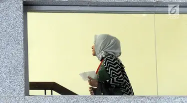 Dirut Pertamina, Nicke Widyawati (hijab) menaiki tangga untuk menjalani pemeriksaan di Gedung KPK, Jakarta, Senin (10/6/2019). Nicke Widyawati diperiksa sebagai saksi untuk tersangka mantan Dirut PLN Sofyan Basir terkait kasus dugaan suap proyek pembangunan PLTU Riau-1. (merdeka.com/Dwi Narwoko)