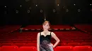 Zee JKT48 tampil menawan dengan gaun velvet bernuansa gelap rancangan Hian Tjen. Hadirkan gaya glamor dengan vibes kekinian [@jkt48.zee]