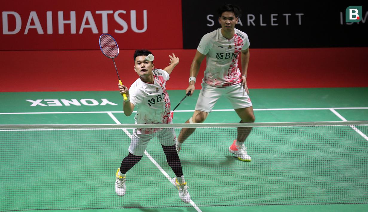 Pebulutangkis ganda putra Indonesia, Leo Rolly Carnando/Daniel Marthin bertanding melawan pebulutangkis ganda putra Jepang, Takuro Hoki/Yugo Kobayashi pada laga semifinal Indonesia Masters 2023 di Istora Senayan, Jakarta, Sabtu (28/01/2023). Leo/Daniel menang dengan skor 18-21, 21-17, 21-3. (Bola.com/Bagaskara Lazuardi)