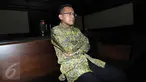 Ketua Hakim PTUN Medan (nonaktif) Tripeni Irianto Putro menjalani sidang pembacaan tuntutan di Pengadilan Tipikor, Jakarta, Kamis (19/11). Tripeni dituntut empat tahun penjara atas perbuatannya menerima suap dari OC Kaligis. (Liputan6.com/Helmi Afandi)