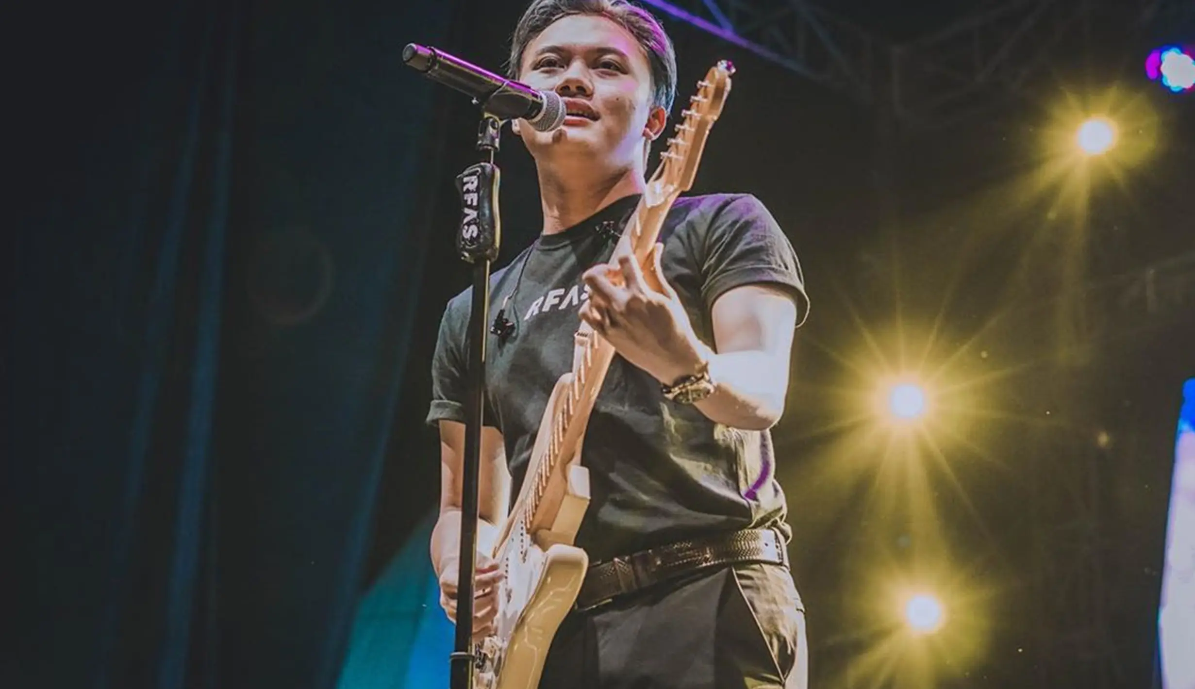 FOTO: Pesona Rizky Febian Saat di Atas Panggung, Berkarisma - Foto ...