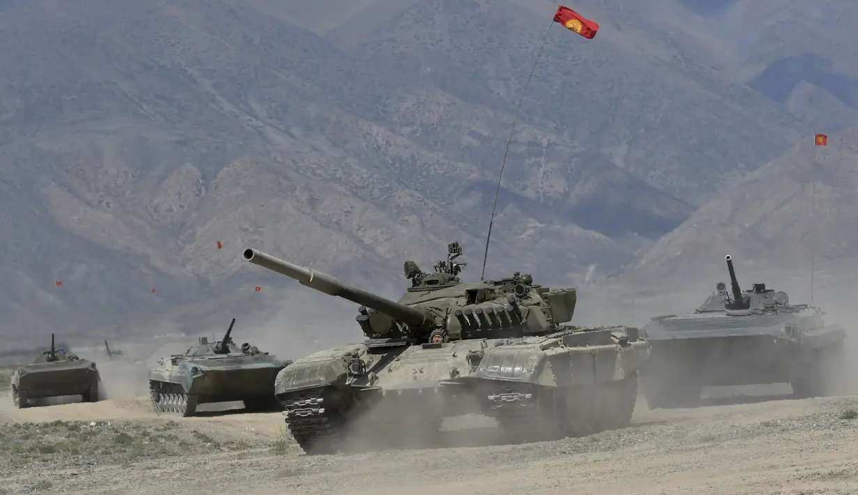 Tank-tank Kyrgyzstan melintas saat latihan militer bersama di tempat latihan Edelweiss, Kyrgyzstan, Kamis (9/9/2021). Latihan militer bersama ini diikuti negara-negara Organisasi Perjanjian Keamanan Kolektif atau Collective Security Treaty Organization (CSTO). (AP Photo/Vladimir Voronin)