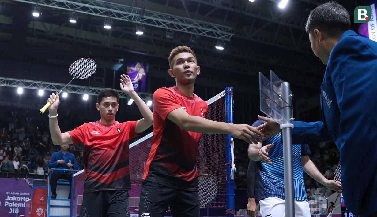 Pasangan Indonesia, Fajar Alfian/M Rian Ardianto, usai melawan wakil India, Manu Attri/Sumeeth Reddy Buss pada bulutangkis beregu Asian Games di Istora, Jakarta, Senin (20/8/2018). Fajar/Rian menang 21-14 dan 21-18. (Liputan6.com/Helmi Fithriansyah)