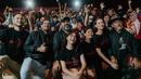 Usai syuting, Yasamin Jasem berkesempatan menghadiri gala premiere dengan para pemain Mangkujiwo 2. Kala itu ia tampil mengenakan pakaian perpaduan gaya kekinian dengan fashion ala Jawa. (Liputan6.com/IG/@yasaminjasem)