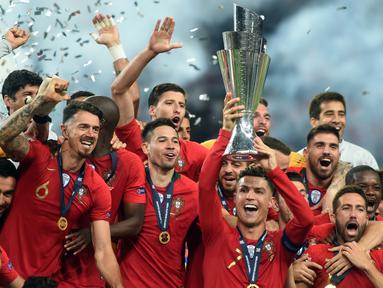 Para pemain Portugal merayakan gelar juara UEFA Nations League setelah mengalahkan Belanda pada laga final di Stadion Dragao, Porto, Minggu (9/6). Portugal menang 1-0 atas Belanda. (AFP/Patricia De Melo)