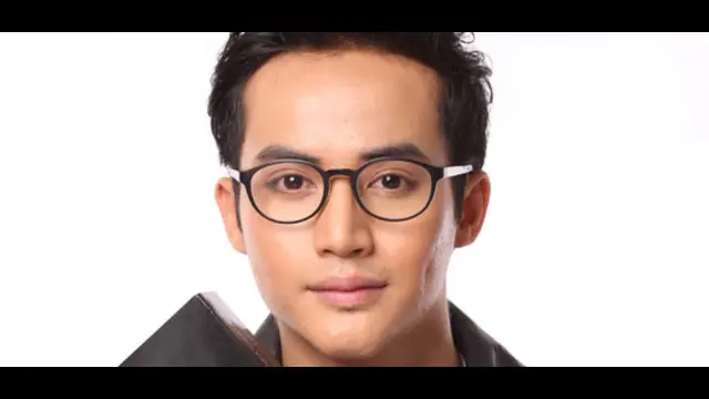 Dikenal sebagai artis serba bisa, Zoey Rahman coba menjajal keberuntungan di dunia hiburan Indonesia.