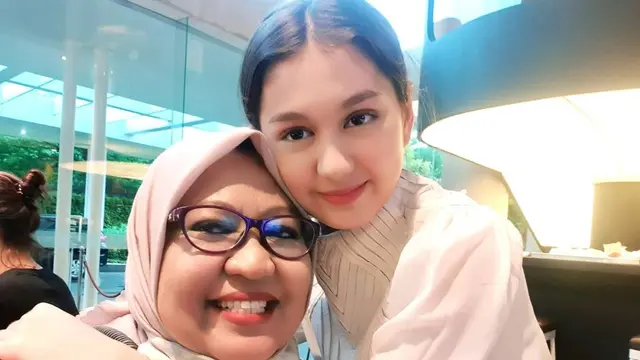 Jarang Terekspos, Ini 6 Potret Kebersamaan Zoe Jackson dan Ibunda