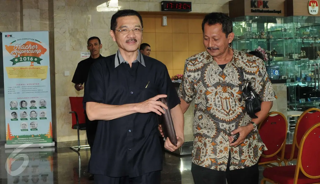 Mantan Mendagri Gamawan Fauzi saat berada di lobbi KPK, Jakarta, Kamis (19/1). Gamawan Fauzi diperiksa sebagai saksi untuk tersangka Sugiharto pada kasus dugaan korupsi pengadaan e-KTP. (Liputan6.com/Helmi Afandi)