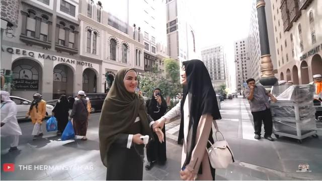 Sama-Sama Jalani Umrah, Ini 6 Momen Pertemuan Ashanty dan Ayu Dewi di Madinah