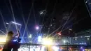 Warga yang memadati area Bundaran Hotel Indonesia, Jakarta, menengadah untuk mengabadikan momen tersebut menggunakan ponsel mereka. Tampak dalam foto, warga mengabadikan pertunjukan drone saat perayaan malam pergantian tahun di kawasan Bundaran Hotel Indonesia, Jakarta, Rabu (31/12/2025). (Kapanlagi.com/Budy Santoso)