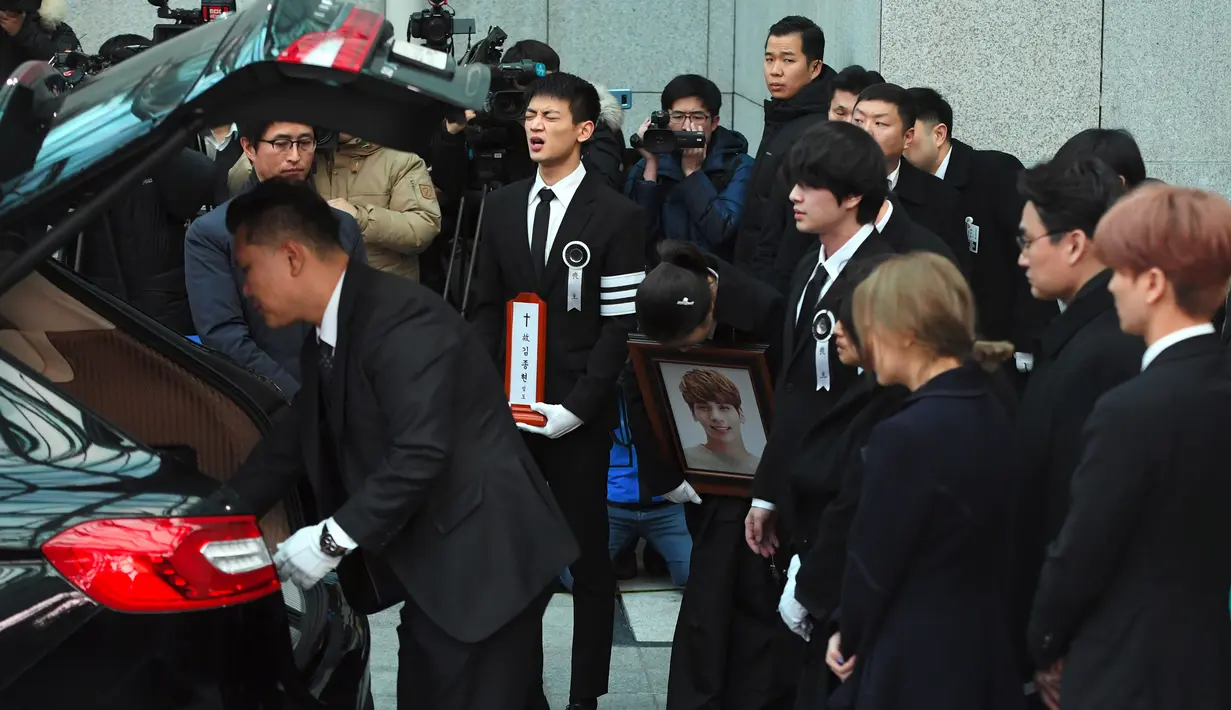 Tak hanya itu, para personel SHINee in juga mengantarkan Jonghyun ke peristirahatan terakhir. (JUNG Yeon-Je/AFP)