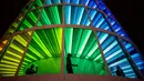 Pengunjung menikmati instalasi cahaya 'Spectra' di Festival Musik dan Seni Coachella di Indio, California, Amerika Serikat, Minggu (15/4). (AFP PHOTO/Kyle Grillot)