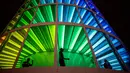 Pengunjung menikmati instalasi cahaya 'Spectra' di Festival Musik dan Seni Coachella di Indio, California, Amerika Serikat, Minggu (15/4). (AFP PHOTO/Kyle Grillot)
