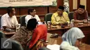 KH. Said Aqil berbincang dengan Direksi PLN Amir Rosidin jelang penandatangan MoU di Gedung PBNU, Jakarta, Kamis (29/12). Kerjasama dilakukan dalam bentuk pemberian Beasiswa Cahaya Pintar untuk 50 Mahasiswa Nahdhatul Ulama. (Liputan6.com/Faizal Fanani)