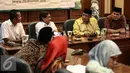 KH. Said Aqil berbincang dengan Direksi PLN Amir Rosidin jelang penandatangan MoU di Gedung PBNU, Jakarta, Kamis (29/12). Kerjasama dilakukan dalam bentuk pemberian Beasiswa Cahaya Pintar untuk 50 Mahasiswa Nahdhatul Ulama. (Liputan6.com/Faizal Fanani)