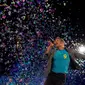 Aksi vokalis band Coldplay, Chris Martin saat konser tur Eropa pertama mereka di arena adu banteng Las Ventas di Madrid, Spanyol pada tanggal 26 Oktober 2011. (AP Photo/Paul White)