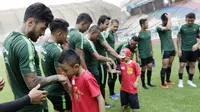 Pemain Timnas Indonesia berjumpa dengan anak-anak pasien kanker saat latihan di Stadion Wibawa Mukti, Jawa Barat, Senin (5/11). Pemusatan latihan Timnas ini merupakan persiapan jelang Piala AFF 2018. (Bola.com/M Iqbal Ichsan)