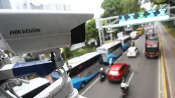 CCTV terpasang di dekat alat electronic road pricing (ERP) di Jalan Medan Merdeka Barat, Jakarta, Senin (13/11). Pemprov DKI Jakarta akan melakukan uji coba coba sistem jalan berbayar atau ERP secara. (Liputan6.com/Angga Yuniar)
